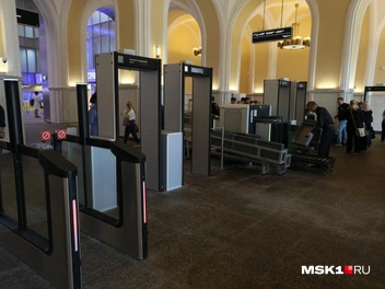 … и пункт досмотра | Источник: Артем Устюжанин / MSK1.RU