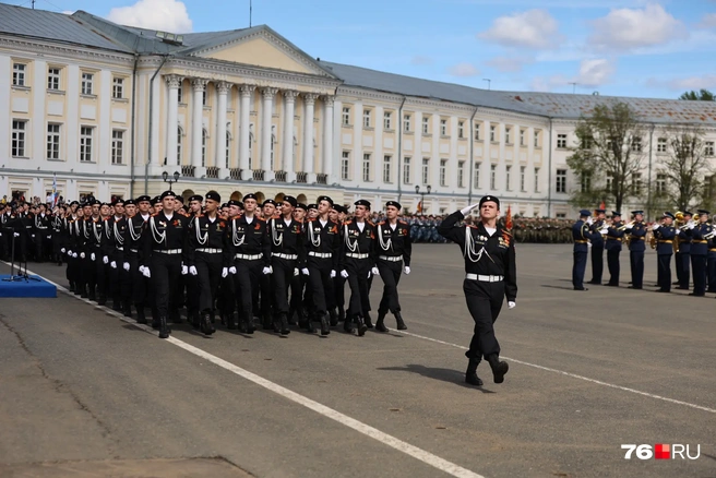 Перед зрителями маршировали военнослужащие, курсанты, кадеты и силовики | Источник: Александр Куренной / 76.RU