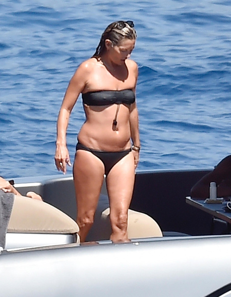 45-летняя Кейт Мосс показала неидеальную фигуру в купальнике