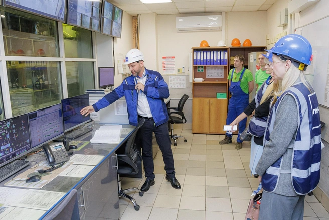 Сотрудники следят за процессом из пультовой, управляя оборудованием дистанционно | Источник: ПЦБК