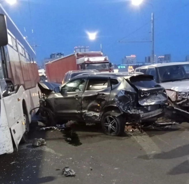В аварии пострадали две женщины, автомобили были серьезно повреждены | Источник: МАСС Новосибирска