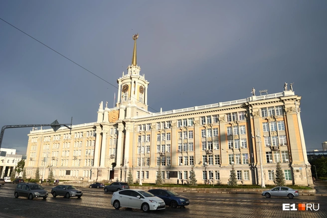 В Сети гуляют фейки о том, что на здании администрации развесили антидроновые сети | Источник: Владислав Лоншаков / E1.RU
