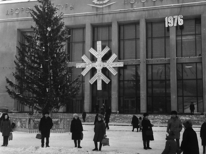 Традиция устанавливать новогоднюю елку на этом участке сохранилась и в наши дни. | Источник: Виктор Латышев / музей Боевой и Трудовой Славы средней школы № 36