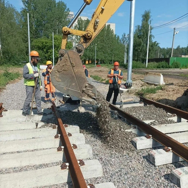 У ТЦ&nbsp;сделали укладку пенополистирола, а на улице Труфанова проводили выправку пути по горизонтальной и вертикальной плоскости | Источник: «Мовиста Регионы Ярославль»