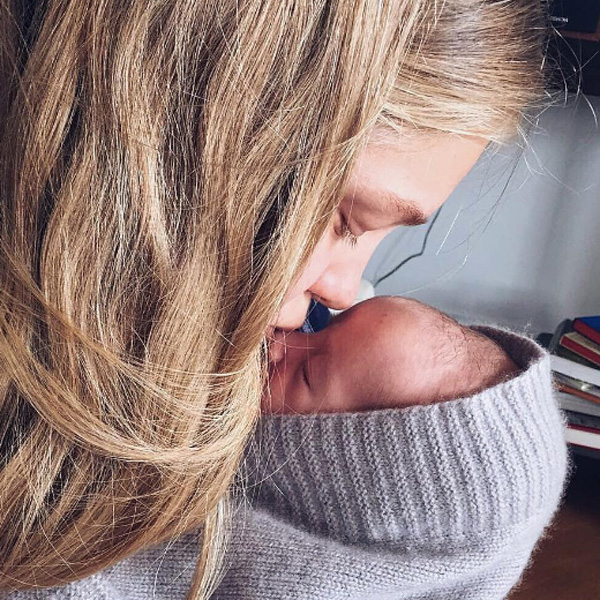 Наталья делится в соцсетях фотографиями с новорожденным Романом