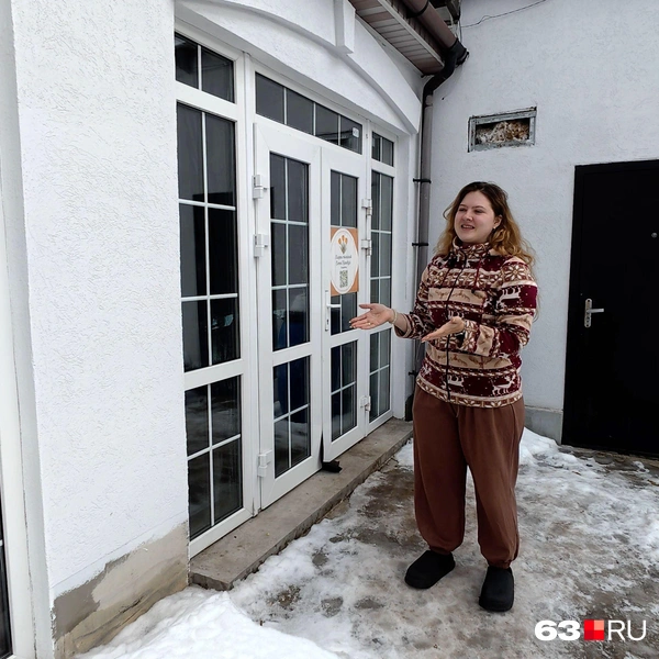 —&nbsp;С этого помещения всё началось,&nbsp;— показывает съемочной группе 63.RU гараж с огромными от пола до потолка окнами дочь Елены&nbsp;— Екатерина Корнейчук. | Источник: Алексей Ногинский / 63.RU