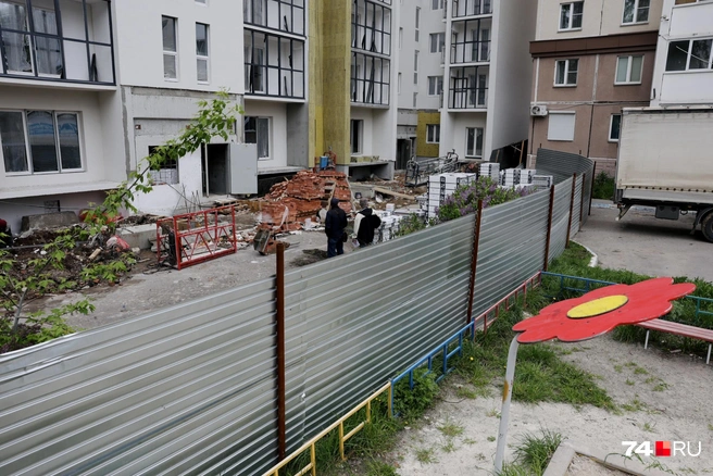 Видно, что забор идет уже по прилегающей территории соседнего дома | Источник: Наталья Лапцевич