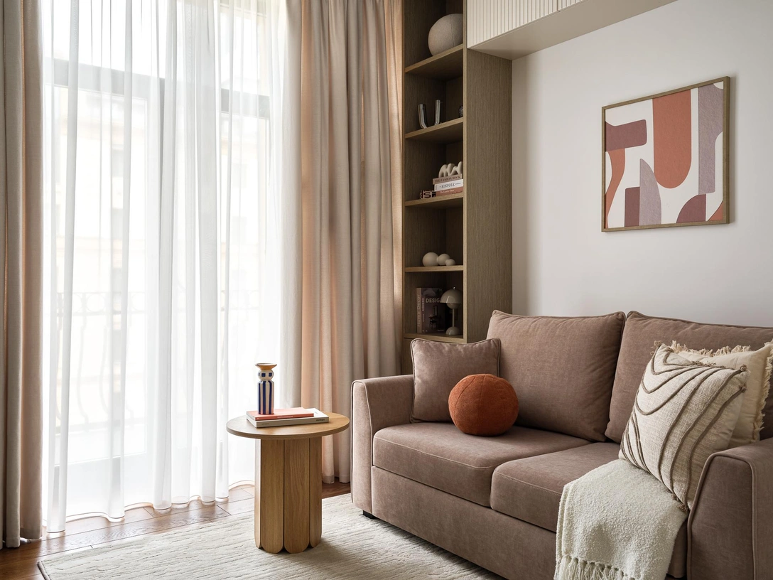 Стеллаж и шкафы изготовлены на мебельном производстве. Диван, Aura. Столик, Divan.ru. | Источник: Константин Пырьев. Стиль: Кристина Улунц