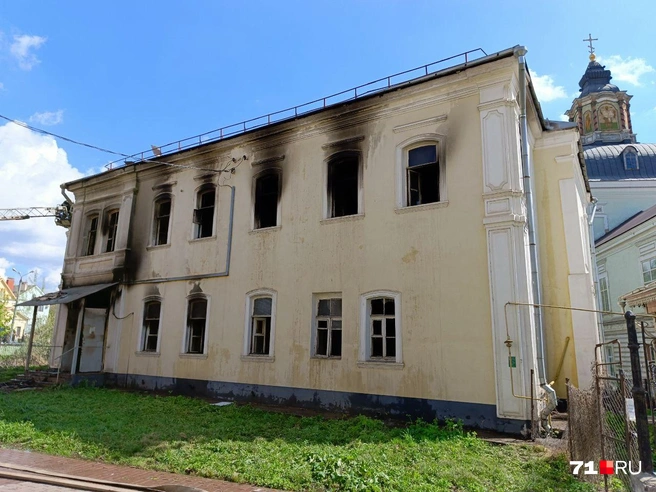 В этот раз пламя бушевало в основном на втором этаже | Источник: Максим Улитов / 71.RU