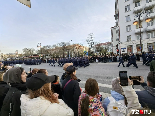 Многие старались подойти поближе, чтобы снять видео или сделать фото | Источник: Юлия Мальцева / 72.RU 