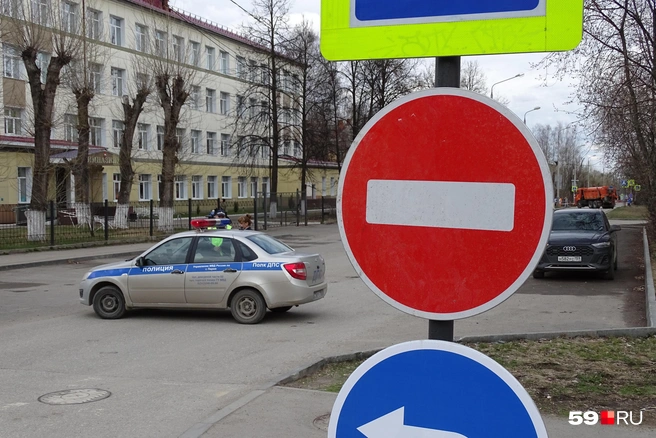 Сотрудники ГАИ больше двух часов не будут пропускать транспорт по пяти улицам в Закамске | Источник: Кирилл Хафизов / 59.RU