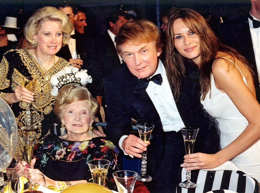 Дональд Трамп с матерью Мэри, сестрой Элизабет и Меланией Кнавс в Мар-а-Лаго, 1999 | marieclaire.ru