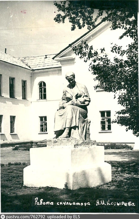 Улица Гоголя, скульптура «Материнство», 1953—1968 | Источник: Старый Курган