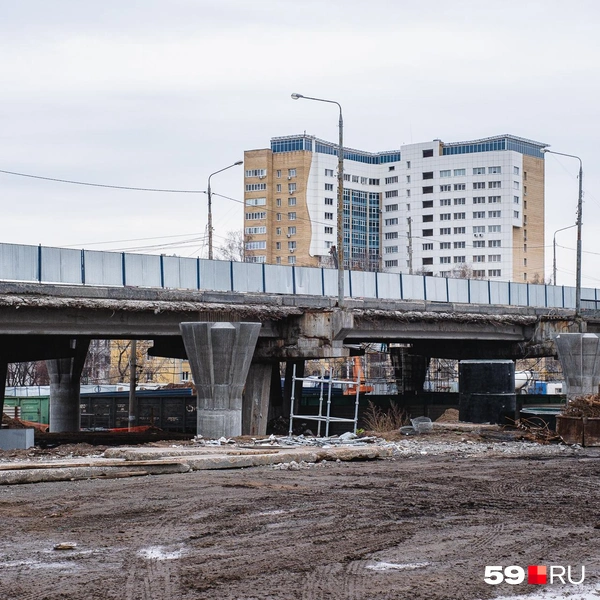 Опоры для нового путепровода стоят вплотную к старому | Источник: Тимофей Калмаков / 59.RU
