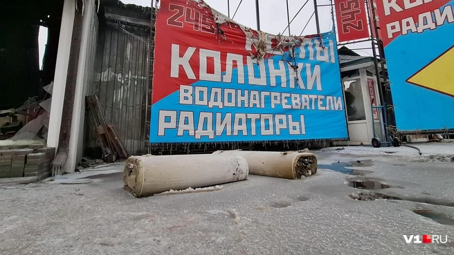 Часть спасенных товаров оказалась вморожена в лед | Источник: Тимофей Крылов / V1.RU