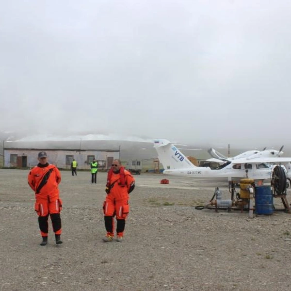 В экспедицию с владельцем завода Сергеем Алафиновым и главным конструктором «АэроВолги» Дмитрием Суслаковым отправились космонавты Валерий Токарев и Олег Атьков, летчик-испытатель Владимир Евстафьев… | Источник: Aerovolga.com