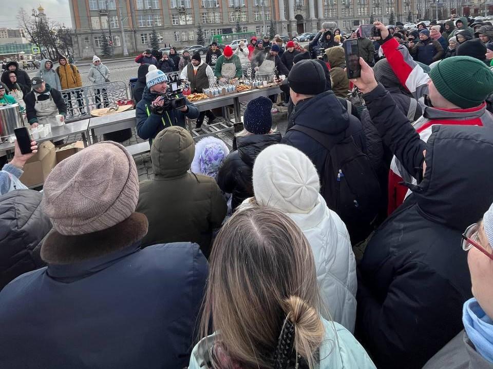 В центре Екатеринбурга под мощным ветром собралась толпа. Что заставило выйти на улицу в непогоду?