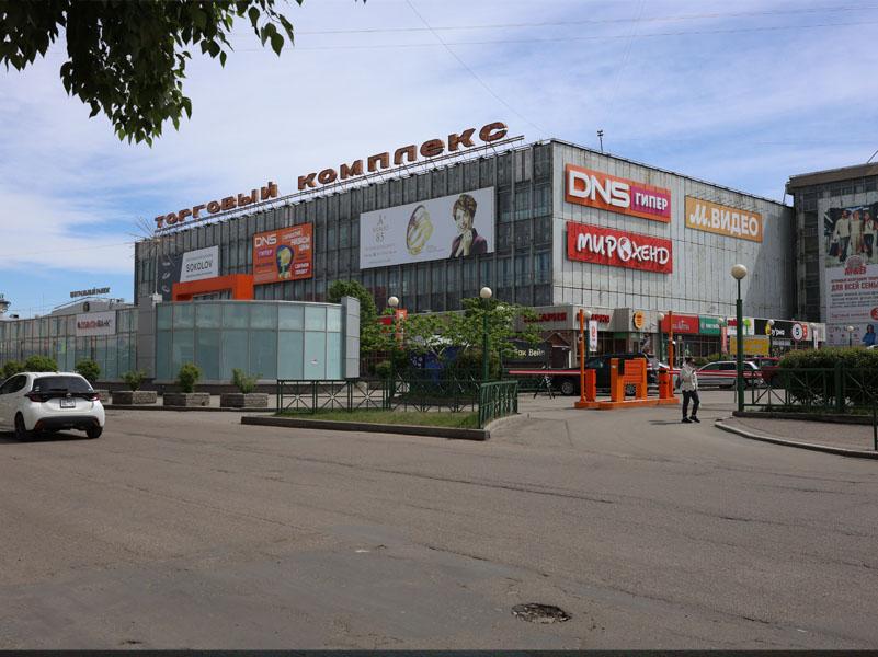 Даже в девяностые годы, в разгар перехода от плановой экономики к дикому капитализму, на здании «Торгового комплекса» не было столько рекламы, сколько ее можно увидеть сейчас | Источник: Ксения Филимонова / «ИрСити»