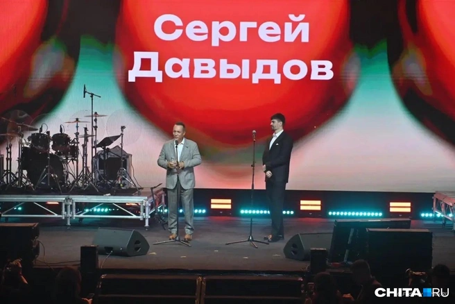 Сергей Давыдов на сцене (в сером пиджаке) | Источник: Олег Федоров / СHITA.RU