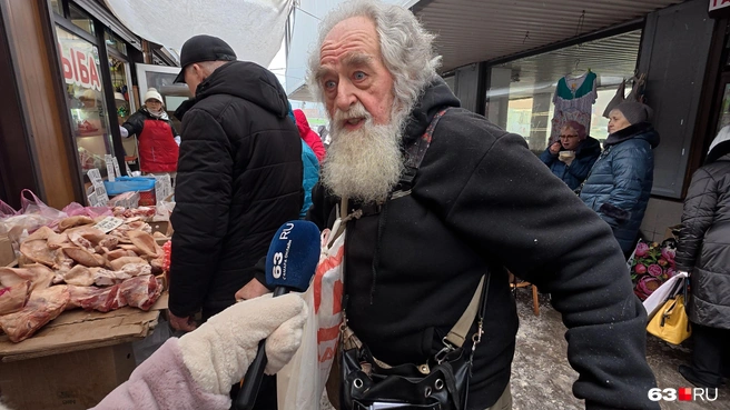 — Стол будет, конечно, очень бедненький по сравнению с тем, что был раньше. А про меня-то что говорить? Я восемь десятков лет живу. Изменилась очень сильно жизнь.— Что именно у вас в этом году на праздник будет?— Под шубой вот жена с дочкой будут делать, зимний салат. Вот сейчас супруга отварила на холодец рульку и свиные ножки. Рыбу купим. Вот здесь семга дикая продается. Ее засолим. Потому что икру взять невозможно! | Источник: Алексей Ногинский / 63.RU