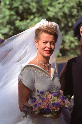 Леди Хелен ТейлорЕдинственная дочь герцогов Кентских вышла замуж в 1992 году за простолюдина Тимоти Тейлора, но размаху торжества, как можно догадаться, сей факт не помешал. Леди Хелен выбрала для торжества нежное платье, расшитое стеклярусом, и дополнила наряд убранством, в котором венчалась ее мать – Кентской тиаре, инкрустированной бриллиантами и жемчугом (верхняя часть тиары была изменена на франж). С тех пор украшение пропало со всех радаров – возможно, потому что сегодня герцогиня Кентская почти не посещает официальные мероприятия.