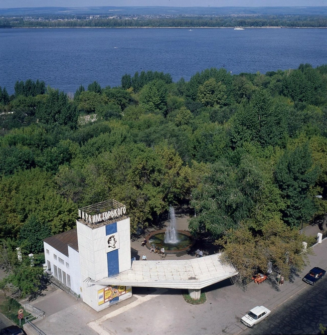 Посмотрите, каким был фонтан в Струковском саду в 1979 году. Судя по всему, фото было сделано с Дома промышленности. Теперь легендарное здание превратилось в гигантскую заброшку в историческом центре города | Источник: фотофонд Центрального государственного архива Самарской области