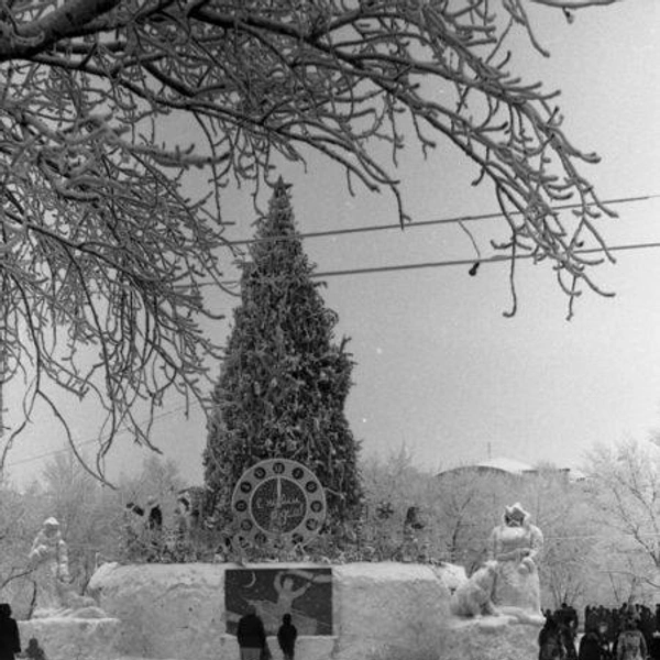 В 1959 году городскую елку украсили курантами и снежными фигурами | Источник: Евгений Осипов / Pastvu.com