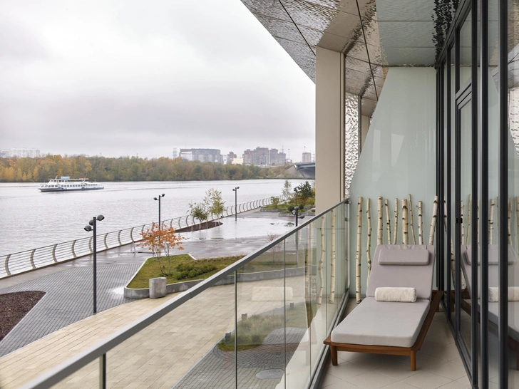 Шезлонг Reef из массива ироко, verandaru. Березовые стволы, собранные вручную в подмосковных лесах, Mir-Garden.ru. | Источник: Сергей Ананьев