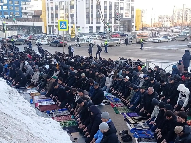 Ранняя молитва состоялась внутри мечети, однако к восьми утра здание не смогло вместить всех прибывших. | Источник: ТА «Ночные новости»