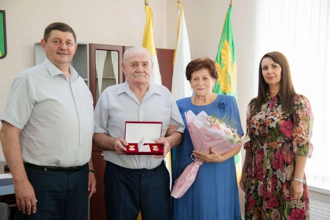 Супруги Ивановы с медалью за 50 лет совместной жизни | Источник: https://t.me/glava_prikumya