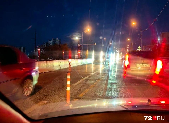Место работ огорожено бетонными блоками, разделение по полосам — столбиками | Источник: Павел Красоткин / 72.RU