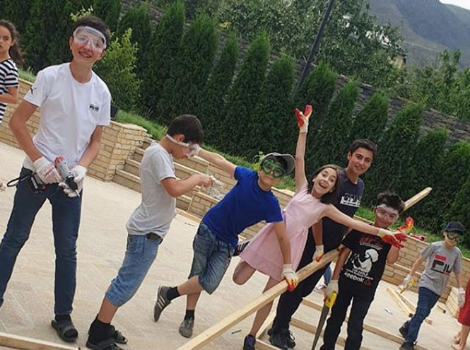 Учащиеся центра Luminary в селе Хрюг, Дагестан, мастерят декорации для собственного спектакля