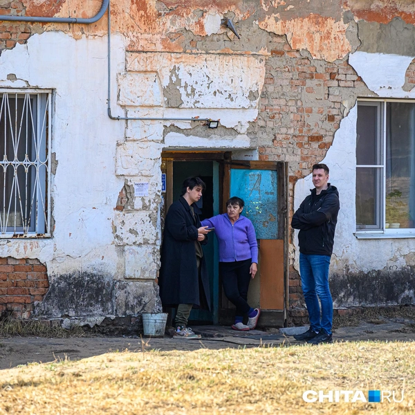 Обсуждаем с местной жительницей быт | Источник: Олег Федоров / CHITA.RU