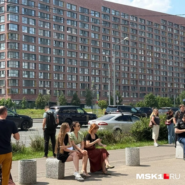 Все эвакуированные ждут, когда можно будет вернуться в здание | Источник: читательница MSK1.RU
