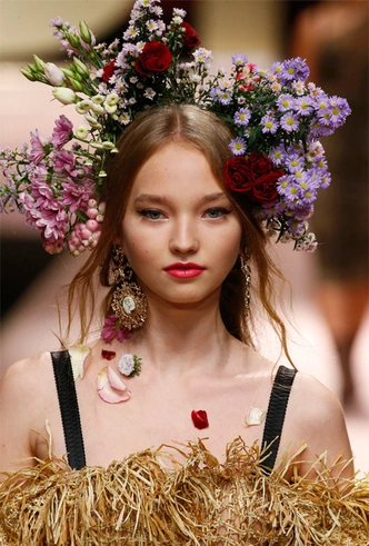 Карла Бруни, Моника Беллуччи и другие звезды в показе Dolce & Gabbana SS 2019