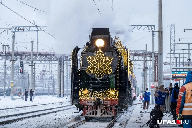 Поезд Деда Мороза — состав, украшенный огоньками с настоящим паровозом | Источник: Булат Салихов / UFA1.RU