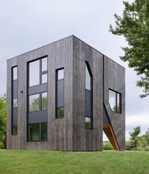 Куб на холме: облицованный кедром коттедж 137 м² от FORMA