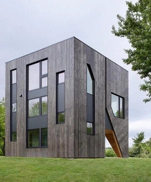 Куб на холме: облицованный кедром коттедж 137 м² от FORMA