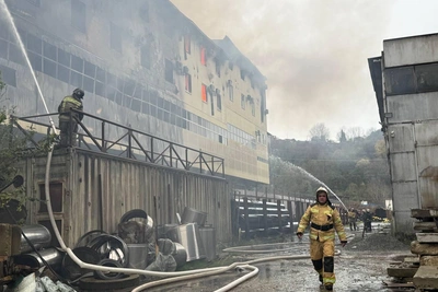 Трое пострадали при пожаре в сочинских складах