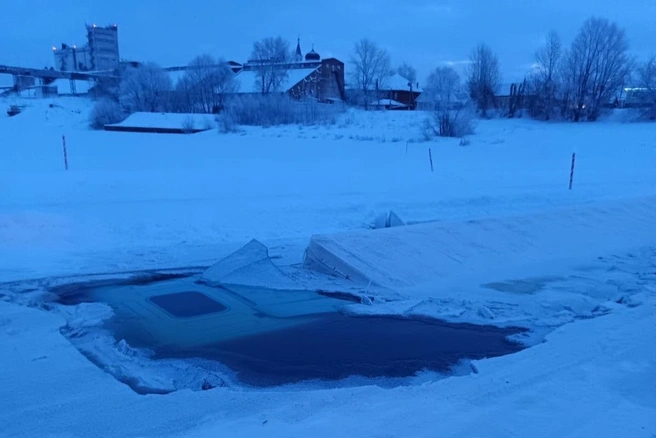 Грузовик целиком ушел под воду | Источник: ГКЧС по РБ