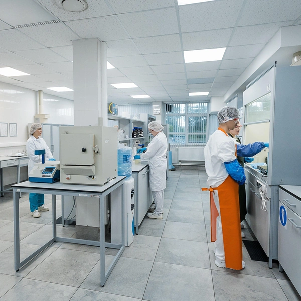 Здесь же проверяют образцы уже готового продукта… | Источник: Юрий Евдокимов / ЮКМП