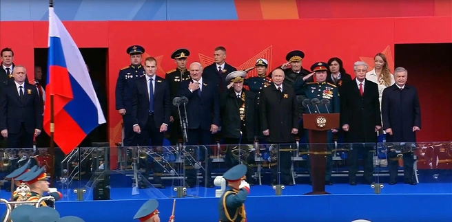 Владимир Путин прибыл в компании лидеров зарубежных стран. Среди них президент Белоруссии Александр Лукашенко с сыном Николаем, президент Казахстана Касым-Жомарт Токаев, лидер Узбекистана Шавкат Мирзиеев, президент Лаоса Тхонглун Сисулит, верховный правитель Малайзии султан Ибрагим. | Источник: Ruptly