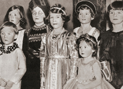 Маленькая фея: как будущая королева Елизавета выглядела бы на советском утреннике (это винтажное фото вас растрогает)