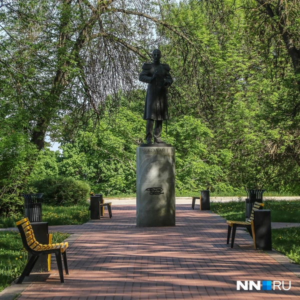 В парке стоит памятник Николаю I | Источник: Наталья Бурухина / NN.RU