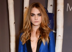 Кара Делевинь защищает девушку с Маврикия