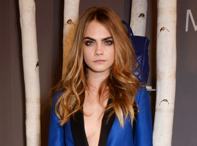 Кара Делевинь защищает девушку с Маврикия