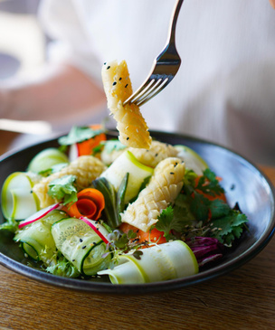 Летняя кухня: салат из овощей с кальмаром от ресторана Brasserie de Verres en Vers