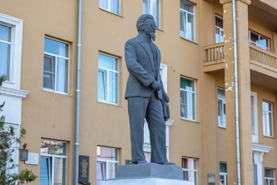 Памятник Калинину в Волгограде обрел «человеческое лицо»