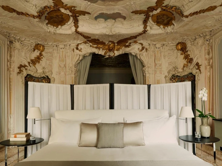 Спальня одного из номеров в Aman Venice