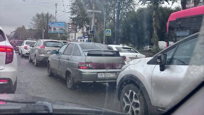 На Братьев Кашириных с утра все стоят | Источник: читатель 74.RU